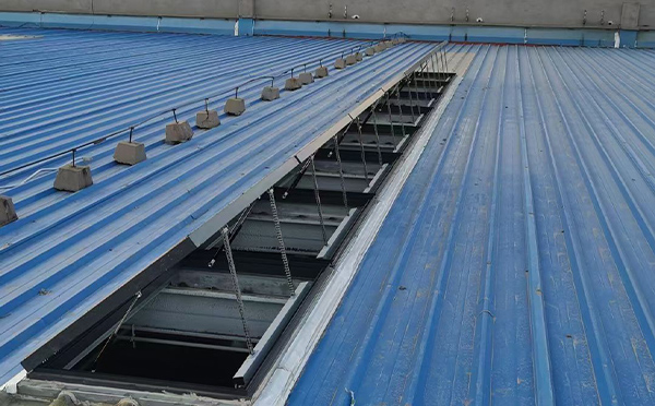 某城市大型商业综合体中庭汉中排烟窗工程